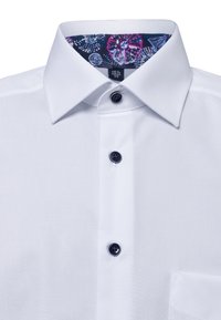 Weißes Hemd mit klassischem Kragen, das blaue Knöpfe und ein gemustertes Futter am Innenkragen in Blau- und Lilatönen aufweist.