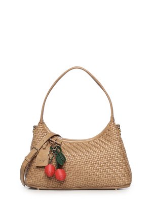 Sac à bandoulière en cuir tressé couleur tan avec deux breloques rouges en forme de cerise et une sangle ajustable.