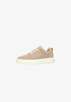 Beige suède lage sneaker met witte veters en dikke witte rubberen zool, zijaanzicht op witte achtergrond.