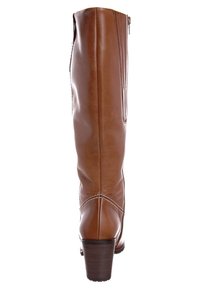 Bottes en cuir marron jusqu'au genou avec un bout arrondi, une fermeture éclair latérale et un talon empilé. Présente des coutures contrastées le long de la couture avant.