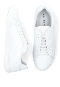 Białe skórzane sneakersy o gładkiej teksturze, okrągłym nosku i płaskich sznurowadłach. Charakteryzują się minimalistycznym designem i subtelnym logo wewnątrz.