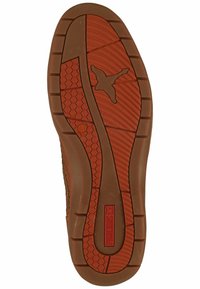 Suela de zapato de goma texturizada en marrón y naranja, con patrones hexagonales, líneas de tracción y un logotipo prominente en el centro.
