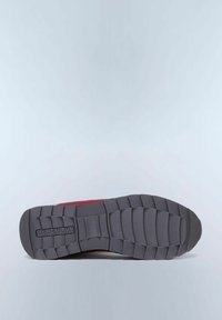 Sneaker rossa con suola in gomma testurizzata, dotata di un battistrada a motivo per una migliore aderenza. Il design include un logo discreto sul lato.