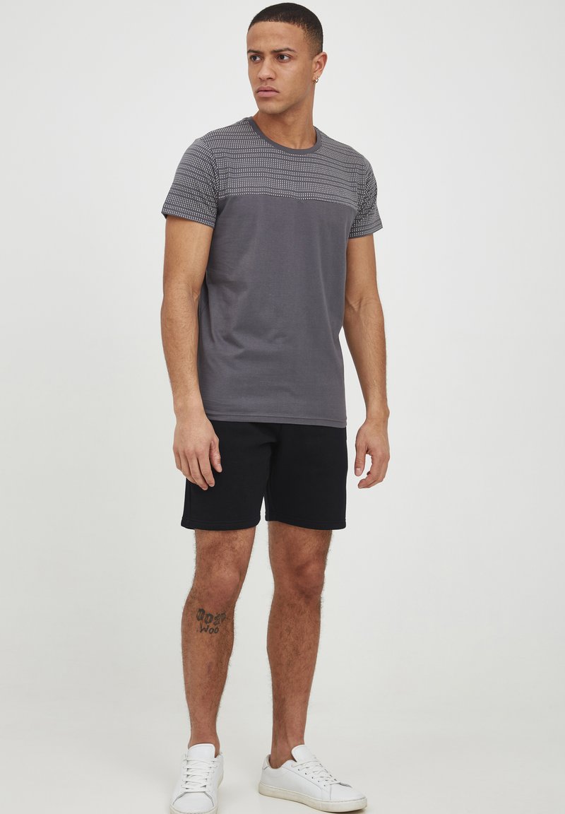 Herren Chino Shorts | INDICODE JEANS IDKULTOP Shorts black/schwarz - ZH75988 Herren Chino Shorts | INDICODE JEANS IDKULTOP Shorts black/schwarz - ZH75988