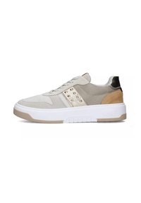 Baskets beiges avec un dessus en maille texturée, des accents en daim, des clous métalliques et une semelle en caoutchouc blanc avec un bord beige et un motif texturé.