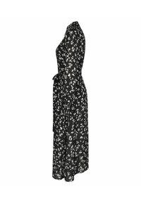 Abito midi nero a maniche lunghe con motivo floreale bianco, colletto e cintura in vita, mostrato di lato su uno sfondo bianco.