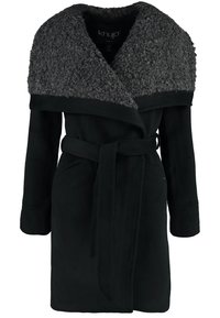 Cappotto nero con un ampio colletto grigio texturizzato, cintura in vita, e maniche lunghe, caratterizzato da un tessuto morbido e una silhouette slanciata.