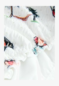 Ej vald, red green tropical