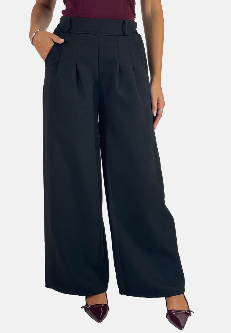 Brede zwarte broek met plooien aan de voorkant, een hoge taille en zijzakken. Glad materiaal en een getailleerde pasvorm zijn duidelijk zichtbaar.