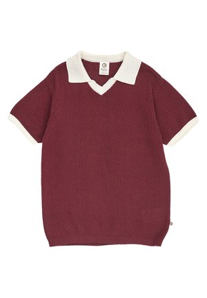 Polo en maille bordeaux à manches courtes avec col et poignets blancs, présentant un motif texturé et un col en V.