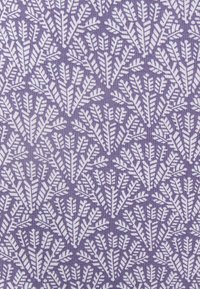 Tessuto viola con un motivo di foglie bianche. Il design è composto da rami stilizzati disposti simmetricamente con forme di foglie variate.