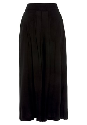 Schwarzer, langer Rock mit glatter Textur, weiter Silhouette und hoher Taille; verfügt über dezente Falten für zusätzliche Details.