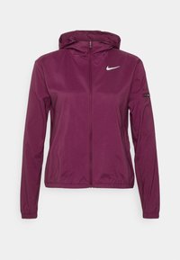 Veste à capuche Nike d'une couleur violet profond, fabriquée en matériau l�éger. Elle dispose d'une fermeture éclair intégrale, de poignets élastiques et d'un logo sur la poitrine.