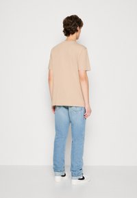 HUGO DULIVIO - Marškinėliai su spaudiniu - medium beige