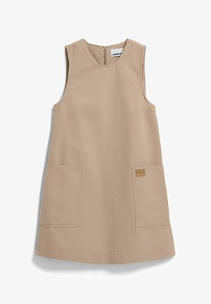Beige katoenen mouwloze jurk met een ronde halslijn, twee grote zakken aan de voorkant en een ritssluiting aan de achterkant. Voorzien van een klein logolabel.
