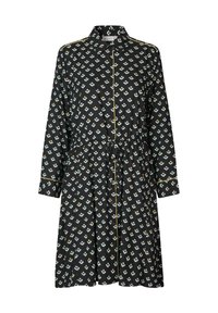 Czarna sukienka z długimi rękawami, zapinana na guziki z przodu, z elastyczną talią, ozdobiona powtarzającym się geometrycznym wzorem w jasnoniebieskich i brązowych akcentach.
