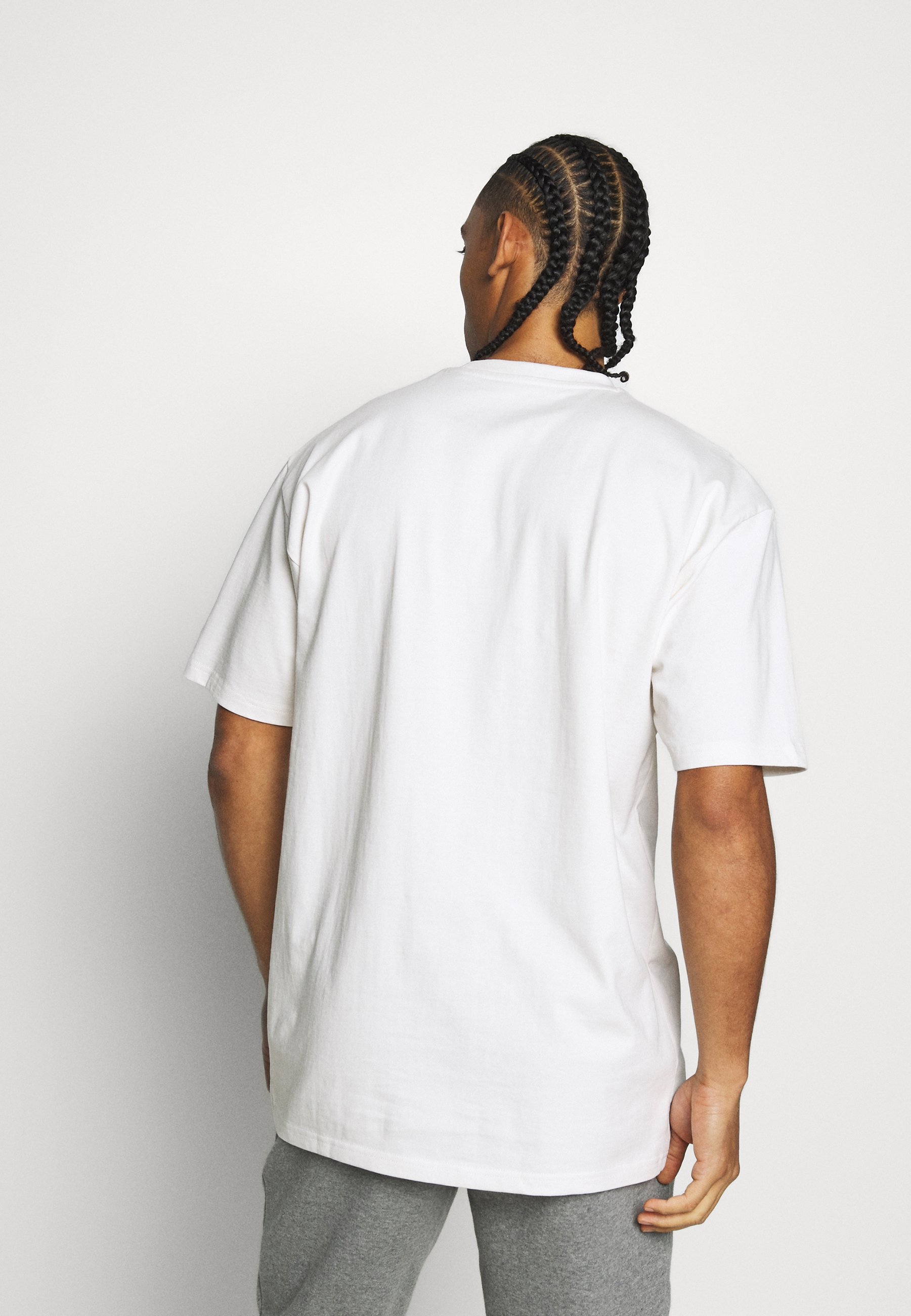 beige oversized tee