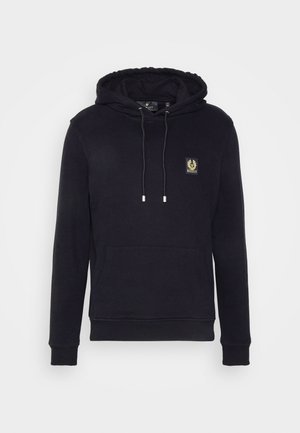 Svart hettegenser laget av myk stoff, med en frontlomme, snorhette og et lite logo-patch på brystet.