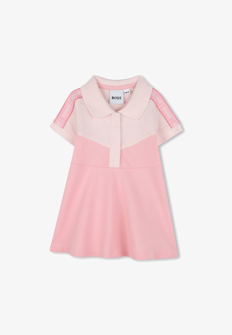 Robe polo rose avec un col, des manches courtes et un design en blocs de couleurs comportant des sections rose clair et rose foncé. Marque BOSS sur les manches.
