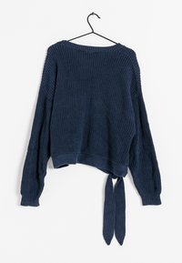 Marineblå strikket sweater med lange ærmer, bred halsudskæring og et bindebånd ved kanten. Har tekstureret ribstruktur over det hele.