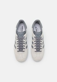 adidas Originals GAZELLE - Sneakers - grey one/grey three/footwear white
