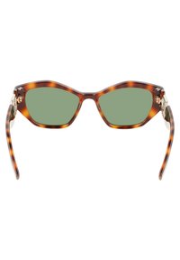 Occhiali da sole in tartaruga con lenti verdi, forma angolare e dettagli in metallo dorato sulle cerniere. Le stanghette sottili e curve completano il design.