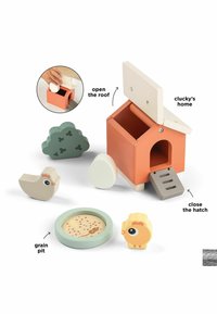 Coteț de găini din lemn, de culoare portocalie, cu un acoperiș alb detasabil. Include o rampă gri, trei figurine de animale și o groapă circulară pentru cereale.