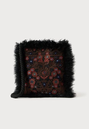 Czarna torba wykończona futrzanym obszyciem, ozdobiona misterną kwiatową haftowaną w czerwieni, niebieskim i brązowym na ciemnym tle. Pleciona rączka po jednej stronie.