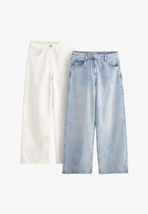 Bela bomba širokih hlača iz bombaža i svetloplave široke hlače iz denima, obe s džepovima, gumbima i opuštenim krojem, prikazane jedna pored druge.