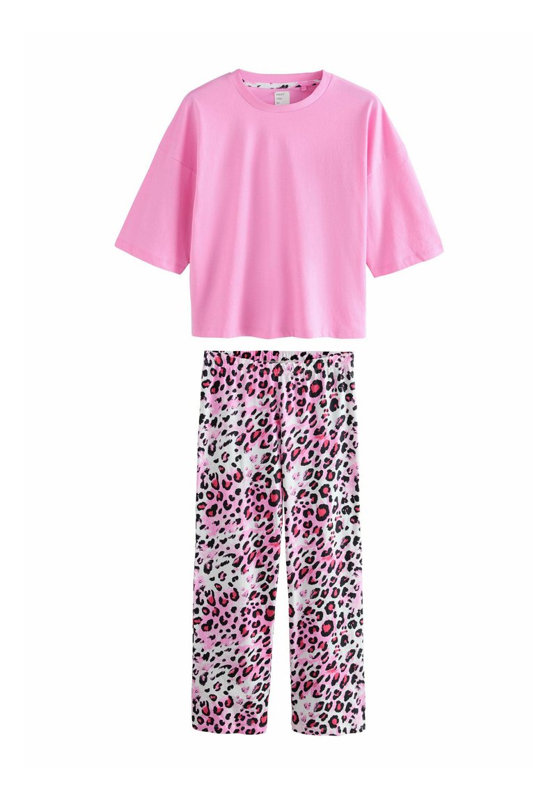 Roze cropped t-shirt met korte mouwen, gecombineerd met bijpassende pyjamabroek met een roze en zwart luipaardprint ontwerp.