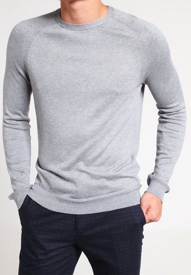 Pull gris en tricot avec manches longues et col rond. Présente des poignets et un ourlet côtelés, mettant en valeur une texture lisse et une coupe classique.