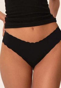 Czarny dół bikini z designem o falbaniastych krawędziach. Wykonany z gładkiego materiału, charakteryzuje się niskim stanem i minimalnym przeszyciem dla czystego wyglądu.