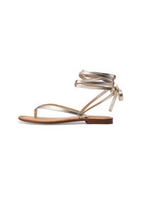 Litte sandaalit, joissa on metallinhohtoiset kultaiset ohuet remmit, nilkkatukilinjat ja vaaleanruskea pohja, jossa on matala ruskea korko.