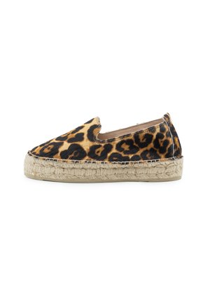 Slip-On-Espadrille mit Leopardenmuster-Obermaterial und gewebter Jute-Plateausohle vor weißem Hintergrund.