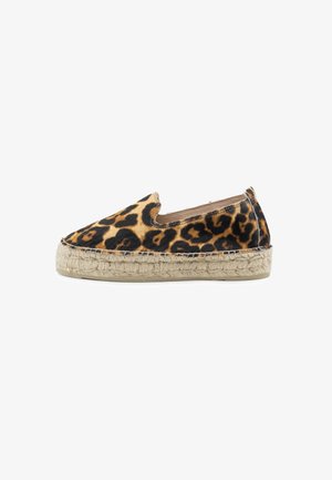 Slip-On-Espadrille mit Leopardenmuster-Obermaterial und gewebter Jute-Plateausohle vor weißem Hintergrund.