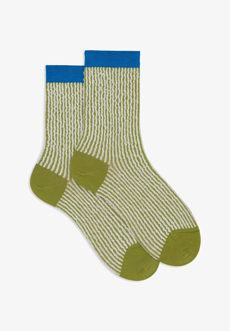 Grüne und weiße gestreifte Socken mit einem blauen Rippenbund. Sie besitzen eine glatte Textur sowie verstärkte Zehen und Fersen. Vertikales Streifenmuster im gesamten Design.