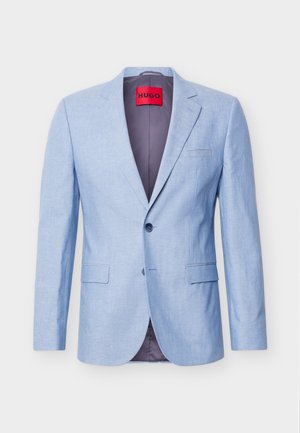 Veste blazer bleu clair pour homme avec revers en encoche, deux poches avant à rabat, fermeture par un bouton, et une étiquette de marque rouge HUGO à l'intérieur du col.