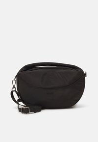 Sac à épaule en tissu noir, en forme de demi-lune, avec fermeture éclair et bandoulière réglable. Texture lisse avec un logo subtil à l'avant.