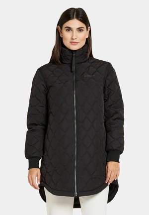 Schwarze gesteppte lange Jacke mit hohem Kragen, vorderem Reißverschluss, gerippten Bündchen und leicht geschwungenem Saum. Glatte Textur mit geometrischem Muster.