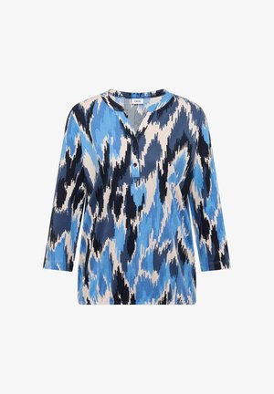 Langærmet bluse med blåt, sort og hvidt abstrakt mønster, rund halsudskæring og tre-knaps stolpe.