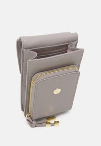 Jasnoszara skórzana portmonetka z zamkiem błyskawicznym, złotymi elementami i wieloma miejscami na karty. Teksturalne wykończenie z gładkim, czystym designem.