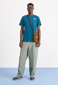 The North Face VERTICAL TEE - Triko s potiskem - midnight petrol