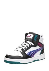 Hoge sneakers met zwarte, witte en teal accenten; leren bovenkant, geperforeerde neus en glanzende paarse streep aan de zijkant.