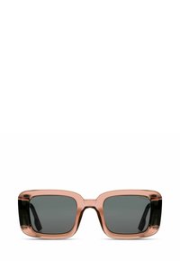 Lunettes de soleil élégantes avec des montures rectangulaires, translucides roses avec des accent noirs, et des verres sombres. Présentent une finition épaisse et brillante.