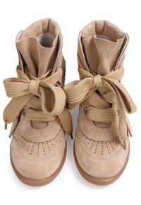 Bottes pour enfants en daim camel avec des lacets épais tressés noués en nœuds, des détails perforés sur les orteils et des semelles en caoutchouc marron, vues de dessus.