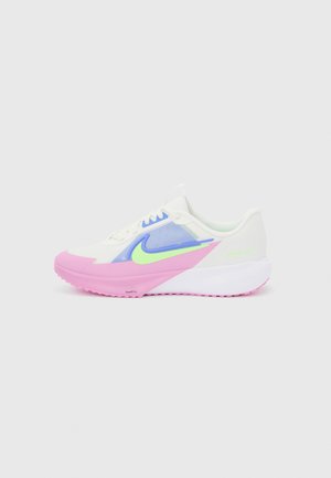 Hvid løbesko med pink sål, neongrøn Nike-swoosh, lyseblåt meshpanel og hvide snørebånd, vist fra højre side.