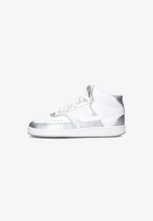 Baskets montantes blanches et argentées avec embout perforé, lacets blancs et semelle blanche, vues de profil droit sur fond blanc.