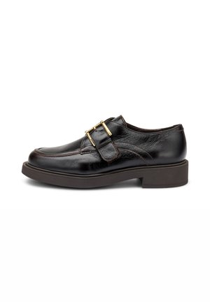 Zapato negro de cuero con una textura suave, con punta redondeada, dos hebillas en tono dorado y un tacón bajo en bloque.