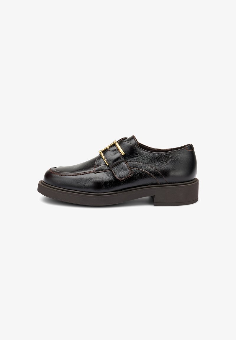 Zapato negro de cuero con una textura suave, con punta redondeada, dos hebillas en tono dorado y un tacón bajo en bloque.