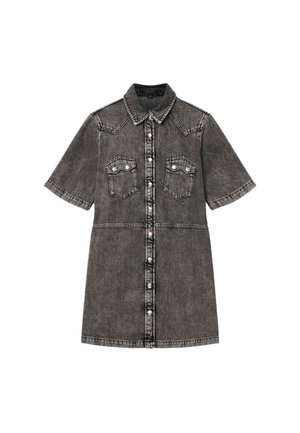 Kortærmet sort denimkjole med knapper foran, to brystlommer med knaplukning og en krave.